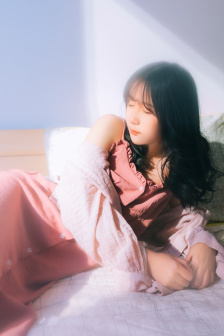 浪荡双性花唇磨桌角自慰