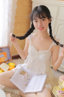 往下面塞草莓